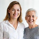 Icono de dos mujeres de mediana edad sonriendo.