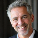 Retrato de Miguel Torres sonriendo