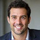 Retrato de Carlos Ruiz sonriendo